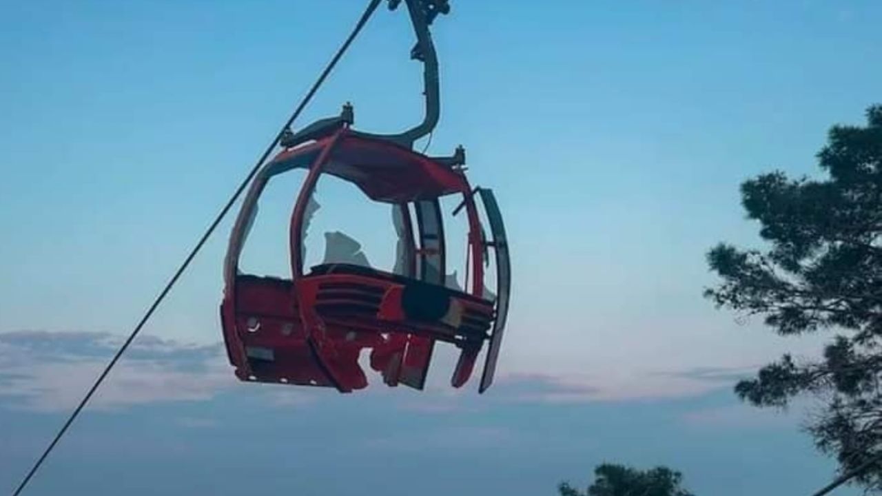 Teleférico choca con poste y se desploma muere una persona