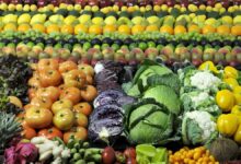 Frutas y verduras en un supermercado.