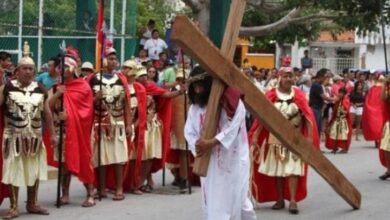 Celebración de Semana Santa: Viacrucis viviente en destinos playeros