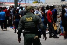 Corte de apelación mantiene suspensión de ley SB4 de Texas que faculta a policías a detener a migrantes