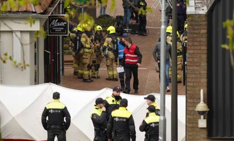 Detienen a un hombre con explosivos después de tomar como rehenes a varias personas en una cafetería de Países Bajos