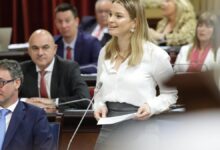 La presidenta del Govern, Marga Prohens, durante el pleno celebrado esta mañana.