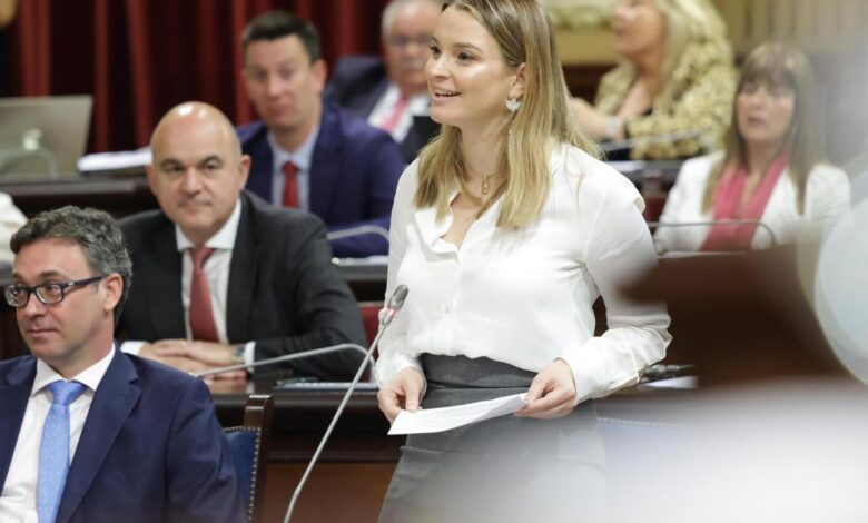 La presidenta del Govern, Marga Prohens, durante el pleno celebrado esta mañana.