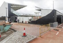 El fuerte viento derrumba parte del muro del estadio municipal de El Plantío en Burgos