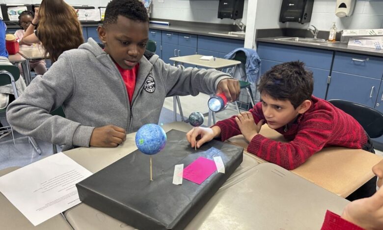 Escuelas de EU reciben clases para preparse rumbo al eclipse del 8 de abril