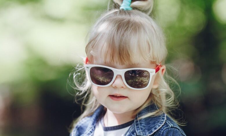 Estas son las razones por las que los niños deberían usar gafas de sol esta primavera.