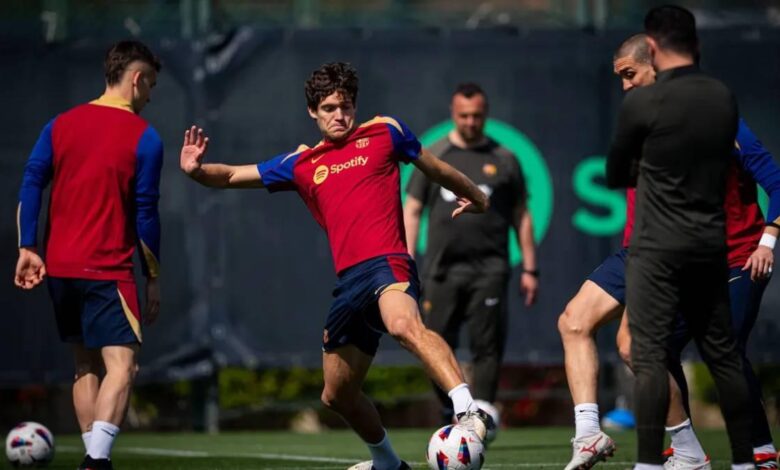 Xavi supervisa un ejercicio durante el entrenamiento de este lunes con los pocos disponibles