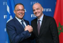 El presidente de la Federación Marroquí de Fútbol, Faouzi Lekjaa, con Infantino