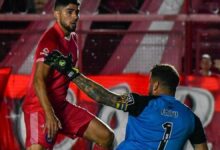 Maxi Romero, de Argentinos Juniors, supera a Fatu.