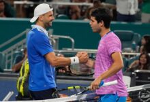 DImitrov y Alcaraz se saludan tras el aprtido