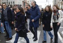 El rey Felipe, la reina Letizia, la princesa Leonor y la infanta Sofía, durante la procesión de Nuestra Señora de la Soledad y Desamparo y del Paso del Santísimo Cristo Yacente, en Madrid.