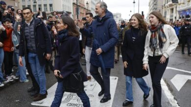 El rey Felipe, la reina Letizia, la princesa Leonor y la infanta Sofía, durante la procesión de Nuestra Señora de la Soledad y Desamparo y del Paso del Santísimo Cristo Yacente, en Madrid.