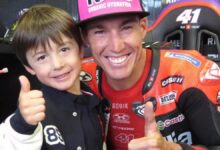 Aleix Espargaró y su hijo Max, en el 'boxe' de Aprilia, en Portimao.