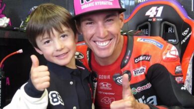 Aleix Espargaró y su hijo Max, en el 'boxe' de Aprilia, en Portimao.