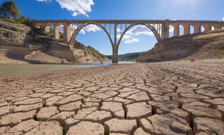 España se queda sin agua: aspecto del embalse de Entrepeñas (Guadalajara), sin agua