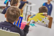 Un grupo de niños en un colegio.