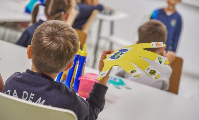 Un grupo de niños en un colegio.