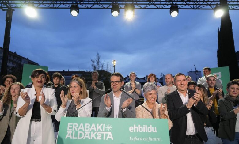 Pello Otxandiano junto a Arnaldo Otegi en el arranque de campaña en Vitoria.