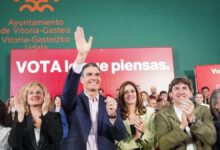 El secretario general del PSOE y presidente del Gobierno, Pedro Sánchez, durante un acto el pasado mes de marzo con el candidato del PSE, Eneko Andueza.