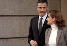 El presidente del Gobierno, Pedro Sánchez, junto a la vicepresidenta tercera, Teresa Ribera, abandonan el Congreso tras un pleno.