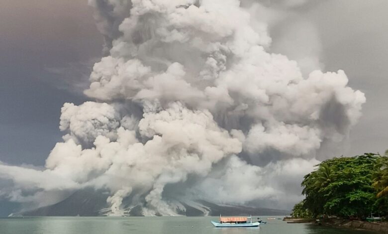 Entra nuevamente en erupción el volcán Ruang en Indonesia