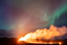 Erupción volcánica se ilumina bajo una aurora boreal en Islandia | VIDEO