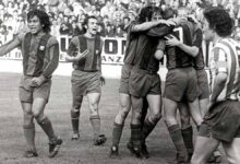 El Molinón, 7 de abril de 1974. El Barça cambió la historia a base de talento, juego y amor propio. En la imagen, Sotil, De la Cruz, Asensi, Cruyff, Rexach y Marcial celebran un gol que sufre el asturiano José Manuel