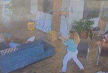 IMÁGENES FUERTES: mamá e hijo irrumpen con violencia a una casa y matan a 2 personas