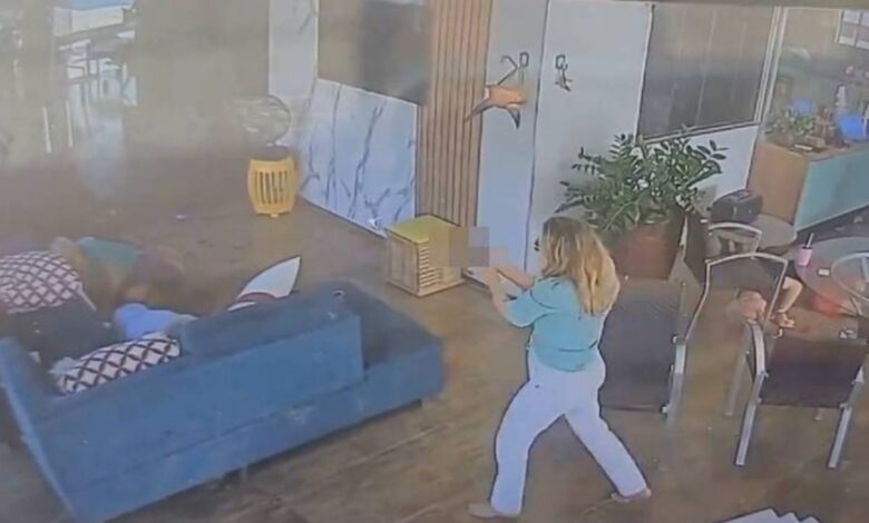 IMÁGENES FUERTES: mamá e hijo irrumpen con violencia a una casa y matan a 2 personas