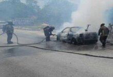 Incendio de Vehículo en Carretera de Cancún por Problema Mecánico