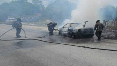 Incendio de Vehículo en Carretera de Cancún por Problema Mecánico