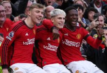 Rasmus Hojlund, Alejandro Garnacho y Kobbie Mainoo celebran un gol frente al West Ham