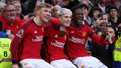 Rasmus Hojlund, Alejandro Garnacho y Kobbie Mainoo celebran un gol frente al West Ham