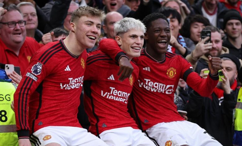 Rasmus Hojlund, Alejandro Garnacho y Kobbie Mainoo celebran un gol frente al West Ham