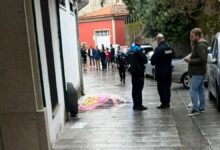 El hombre, víctima del apuñalamiento, yace muerto en una calle de Vilaxoán.