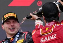 Carlos Sainz baña en champagne a Max Verstappen en el podio de Suzuka