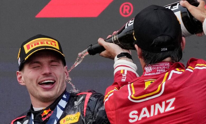 Carlos Sainz baña en champagne a Max Verstappen en el podio de Suzuka