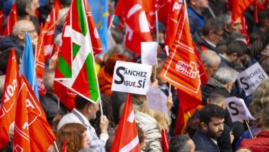 Concentración en apoyo del presidente del Gobierno, Pedro Sánchez, frente a la sede del PSOE de este sábado.