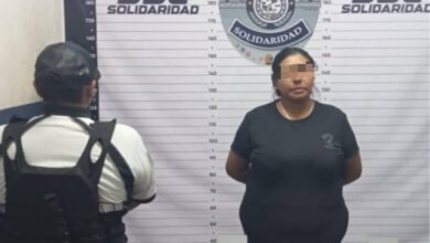 Mujer arrestada en operativo policial por presunta posesión de drogas en Playa del Carmen