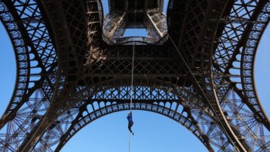 Mujer sube la Torre Eiffel con una cuerda, rompe nuevo récord mundial