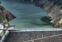 Fotografía del 17 de abril de 2024 del embalse Mazar, en la provincia del Azuay (Ecuador).