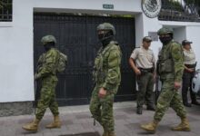 Policías de Ecuador irrumpen por la fuerza en la embajada de México en Quito