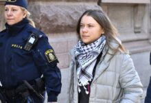 Reaparece Greta Thunberg en protesta pública y así la detuvieron unos policías