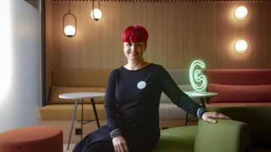 Miriam Maestro cuenta su experiencia con el cáncer de colon en las instalaciones de la AECC en Valencia.