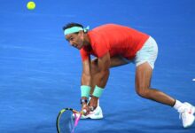 Rafael Nadal, disputando un punto contra Jordan Thompson en Brisbane