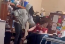 Un estudiante de secundaria en Carolina del Norte agrede a su maestra en plena clase, es arrestado | VIDEO