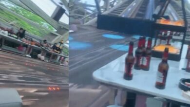 VIDEO: bar en montaña rusa se vuelve viral; toman bebidas al aire libre