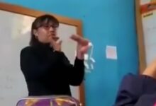 VIDEO: maestra genera polémica en redes al enseñar a poner un condón con la boca