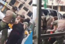 VIDEO: “¡Yo no hice nada, mami!”, mujer trata de evitar que militares se lleven a su hijo y es sometida