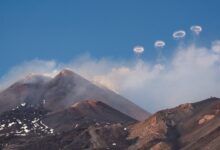 Volcán Etna enciende alertas en Italia, comienza a desprender anillos de humo alrededor del cráter